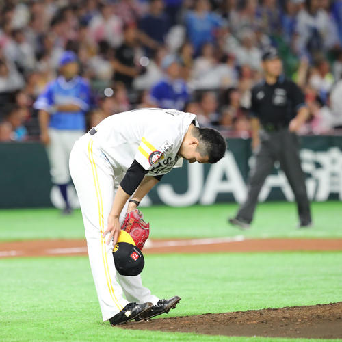 ソフトバンク対DeNA　6回表DeNA1死満塁、ソトに右越え満塁本塁打を浴びた千賀滉大はガックリ（撮影・梅根麻紀）