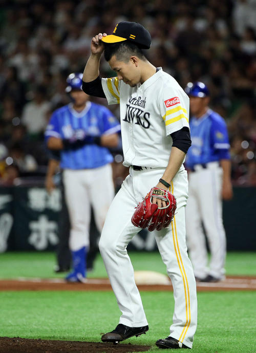 ソフトバンク対DeNA　6回表DeNA無死一塁、宮崎敏郎に右前打を浴びる千賀滉大（撮影・栗木一考）