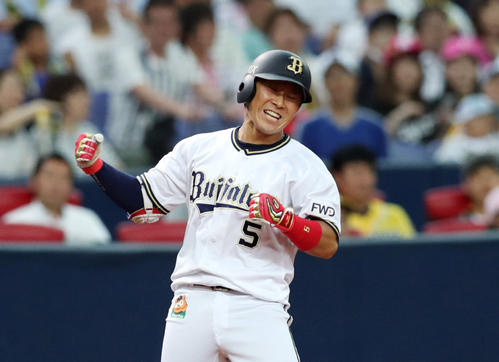 オリックス対阪神　8回裏オリックス2死二、三塁、勝ち越しの2点適時三塁打を放ちガッツポーズする西野（撮影・前田充）