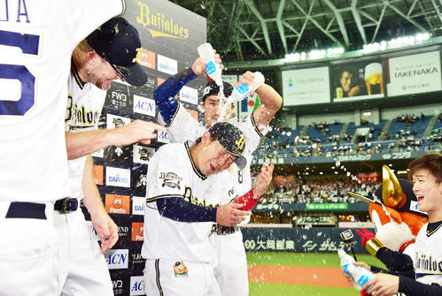 来日初勝利をあげたエップラー（左）と決勝打の西野がお立ち台でチームメートから祝福のシャワーを浴びせられる（撮影・清水貴仁）
