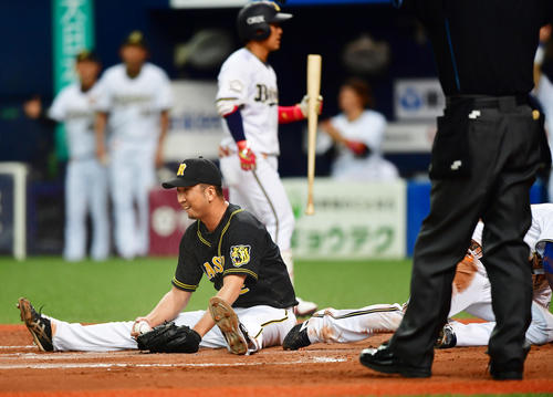 オリックス対阪神　8回裏オリックス2死満塁、藤川球児の暴投で三塁走者後藤が生還する（撮影・清水貴仁）