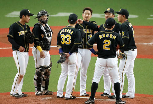 オリックス対阪神　8回裏1死二、三塁、打者吉田正を迎えたところで降板する阪神先発の西（撮影・加藤哉）