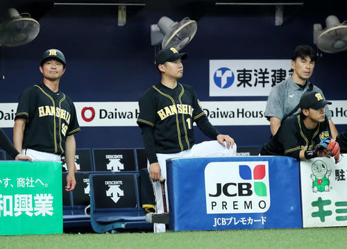 オリックス対阪神　8回裏2死二、三塁、西野の勝ち越し打、ベンチでぼうぜんとする西（中央）（撮影・前田充）