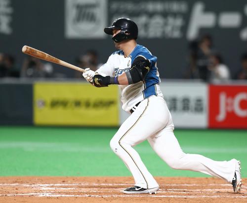 日本ハム対巨人　7回裏日本ハム2死二塁、左前適時打を放つ中田（撮影・黒川智章）