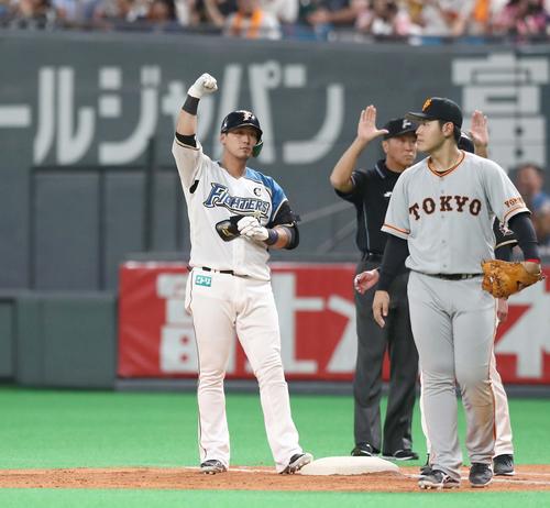 日本ハム対巨人　7回裏日本ハム2死二塁、左前適時打を放ちガッツポーズの中田（撮影・黒川智章）