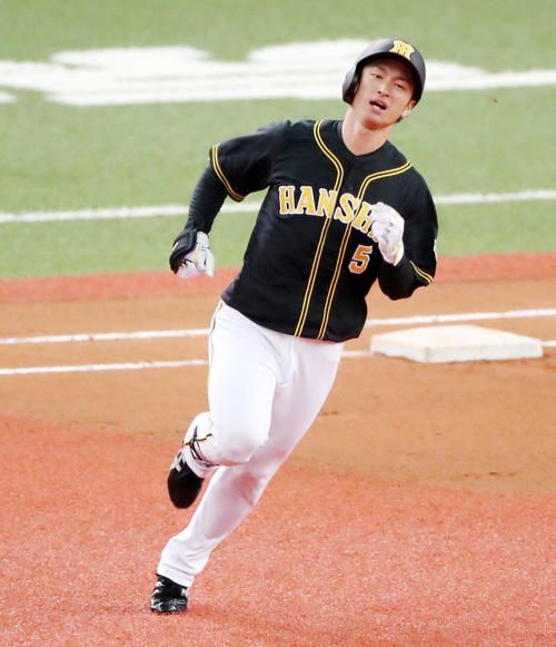 オリックス対阪神　6回表阪神無死、近本光司は中飛を放つ（撮影・加藤哉）