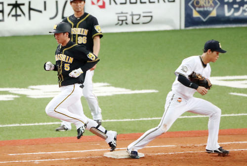 オリックス対阪神　7回表阪神2死一塁、近本光司は三塁ゴロを放つ（撮影・加藤哉）