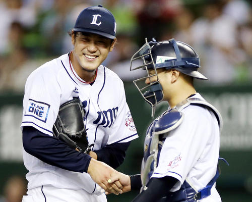 西武対ヤクルト　試合後、森（右）と笑顔で握手を交わす高橋光（撮影・狩俣裕三）