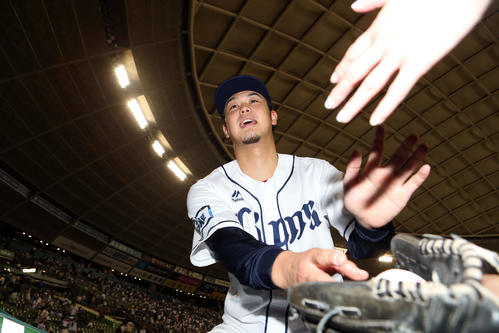 西武対ヤクルト　試合後、ファンとタッチを交わした後、ウイニングボールを渡す高橋光（撮影・狩俣裕三）
