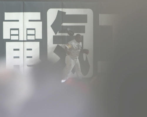 ソフトバンク対DeNA　8回表DeNA1死、戸柱恭孝の打球を好捕するデスパイネ・ロドリゲス（撮影・栗木一考）