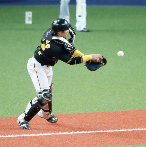 オリックス対阪神　8回裏オリックス2死満塁、梅野隆太郎は藤川球児の投球を後逸し本塁へ送球するが…（撮影・加藤哉）