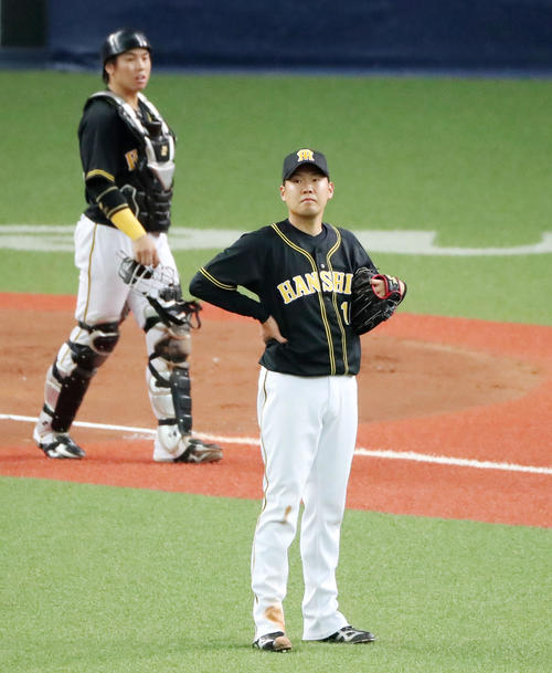 オリックス対阪神　8回裏オリックス無死一、三塁、西勇輝は福田周平に左前適時打を打たれ失点する（撮影・加藤哉）