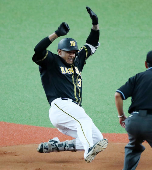 オリックス対阪神　7回表阪神1死二塁、マルテは左前適時打を放ち、送球の間に二塁進塁（撮影・加藤哉）