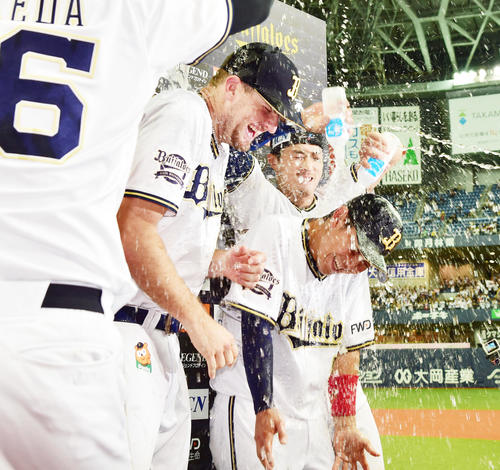 オリックス対阪神　来日初勝利を挙げたエップラー（左）と決勝打の西野（中央）は、お立ち台でウオーターシャワーで祝福される（撮影・清水貴仁）