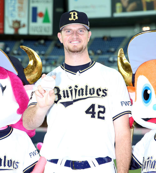 オリックス対阪神　来日初勝利を挙げ、ボールを手に笑顔を見せるエップラー（撮影・前田充）