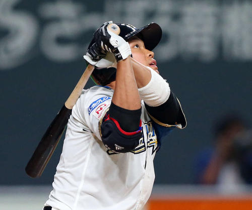日本ハム対巨人　7回裏日本ハム2死一塁、勝ち越しの右越え2点本塁打を放つ王（撮影・垰建太）