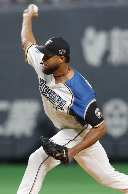 来日初セーブを挙げた日本ハム・ロドリゲス（共同）