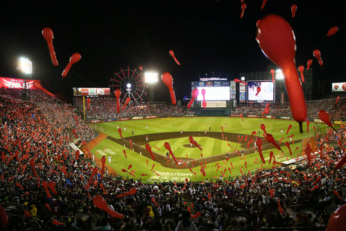 楽天対広島　7回楽天ラッキーセブンの攻撃でジェット風船が舞う楽天生命パーク宮城（撮影・足立雅史）