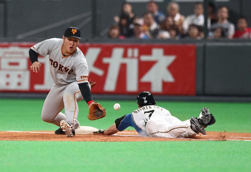 日本ハム対巨人　7回裏日本ハム無死、投前安打でヘッドスライディングする西川（撮影・黒川智章）