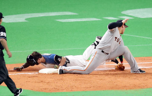 日本ハム対巨人　7回裏日本ハム無死、西川は三塁セフティーバントで一塁にヘッドスライディングしセーフ（撮影・浅見桂子）