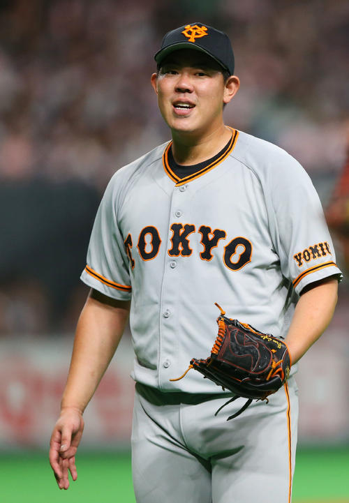 日本ハム対巨人　8回を投げ終えた巨人山口は充実した表情で引き揚げる（撮影・垰建太）