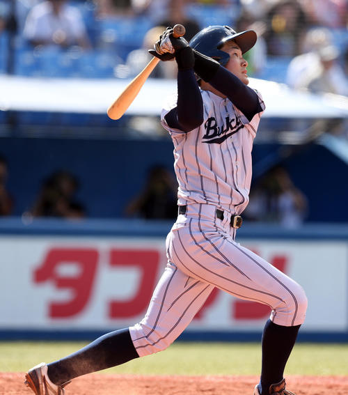 佛教大対東海大　5回表佛教大1死一塁、2点本塁打を放つ野嶋（撮影・大野祥一）
