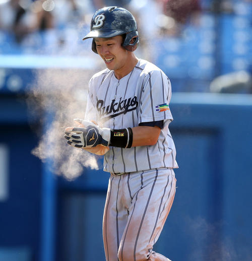 佛教大対東海大　6回表佛教大無死一、二塁、松山の悪送球で同点の生還を果たした坪倉（撮影・大野祥一）