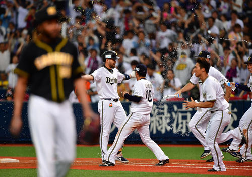 オリックス対阪神　9回裏オリックス1死二、三塁、サヨナラ左犠飛を放ち祝福を受けるステフェン・ロメロ（撮影・清水貴仁）