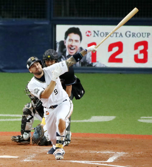 オリックス対阪神　9回裏オリックス1死二、三塁、ロメロはサヨナラ左犠飛を放つ（撮影・加藤哉）