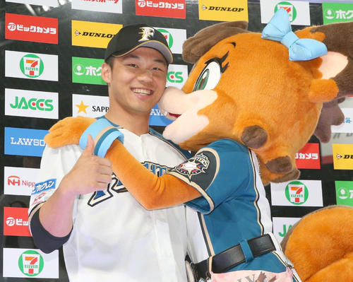 お立ち台でマスコットに祝福され笑顔の王柏融（撮影・黒川智章）