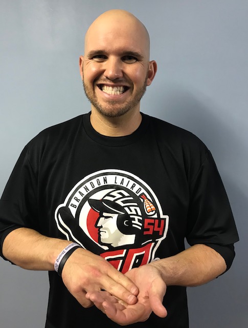 NPB通算150号記念グッズのTシャツを着て、すしポーズをするロッテ・レアード（球団提供）