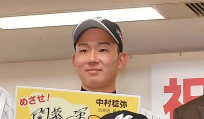 ロッテ中村稔弥（18年12月撮影）