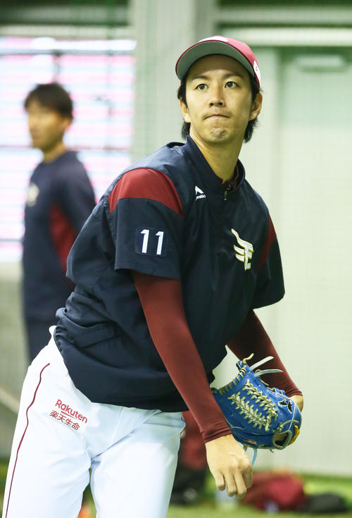 試合が雨天中止となり、室内練習場で調整する楽天岸（撮影・足立雅史）