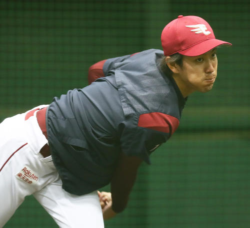 試合が雨天中止となり、室内練習場でブルペン投球する楽天岸（撮影・足立雅史）