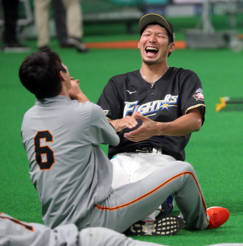 日本ハム対巨人　試合前、日本ハム大田（右）は巨人坂本勇と笑顔で談笑する（撮影・垰建太）