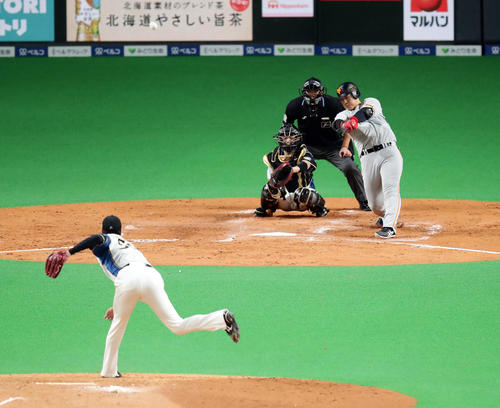 日本ハム対巨人　4回表巨人1死、岡本は右翼ソロ本塁打を放つ。投手吉田侑（撮影・浅見桂子）