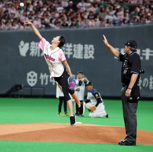 日本ハム対巨人　始球式でアクロバットな投球を披露する畠山愛理（撮影・垰建太）