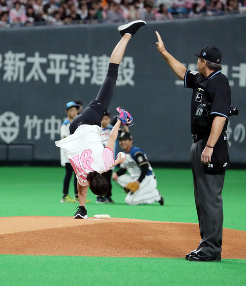 日本ハム対巨人　始球式でアクロバットな投球を披露する畠山愛理（撮影・垰建太）