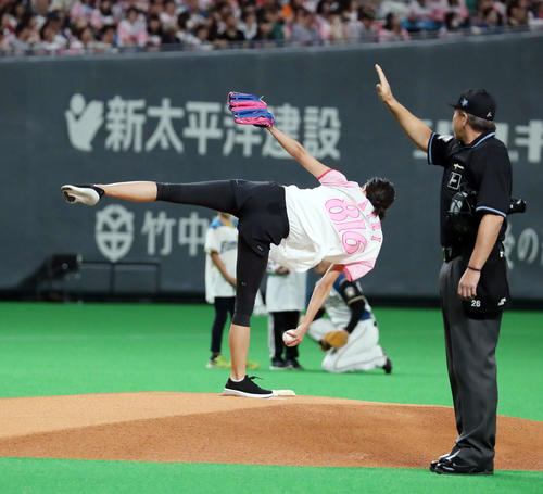 日本ハム対巨人　始球式でアクロバットな投球を披露する畠山愛理（撮影・垰建太）