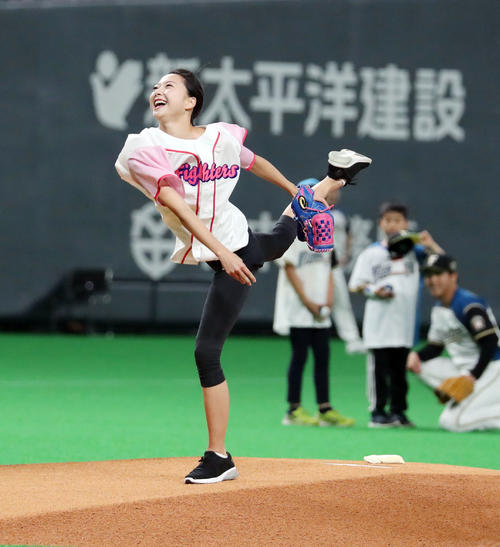 日本ハム対巨人　始球式でアクロバットな投球を披露する畠山愛理（撮影・垰建太）