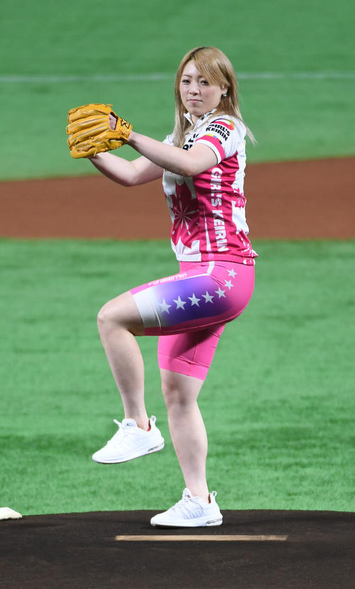 始球式を務めたガールズ競輪の児玉碧衣（撮影・今浪浩三）