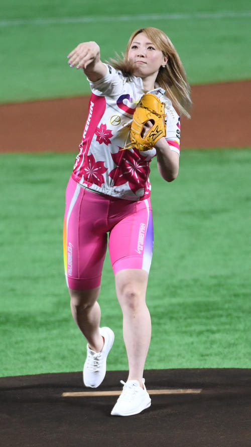 始球式を務めたガールズ競輪の児玉碧衣（撮影・今浪浩三）