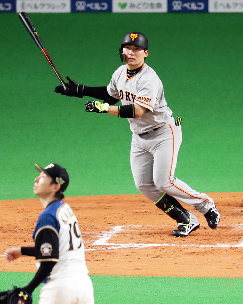 2回表巨人2死二塁、丸は2点本塁打を放つ。投手金子（撮影・浅見桂子）