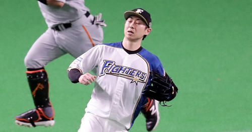 日本ハム対巨人　1回表巨人1死満塁、阿部に右2点適時二塁打を許しがっくりの金子（撮影・浅見桂子）