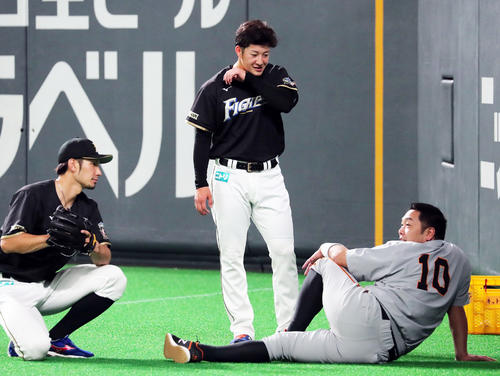 試合前、日本ハム吉田輝星（中央）は巨人阿部と笑顔で言葉を交わす。左は大田（撮影・垰建太）