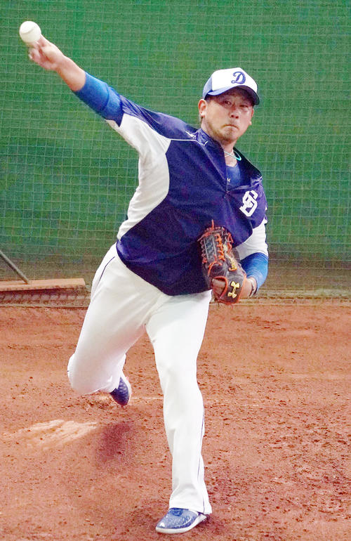 屋内練習場のブルペンで変化球を中心に30球の投球練習を行った松坂（撮影・森本幸一）