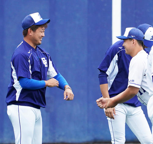 名古屋に戻り、練習の合間に小笠原と談笑する松坂（左）（撮影・森本幸一）
