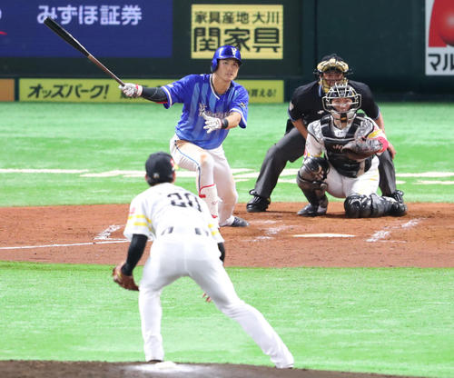 ソフトバンク対DeNA　2回表DeNA2死、神里和毅は中前安打を放つ（撮影・梅根麻紀）＝2019年6月15日、福岡ヤフオク！ドーム