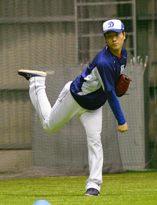 室内練習場でキャッチボールで調整する中日清水（撮影・滝沢徹郎）