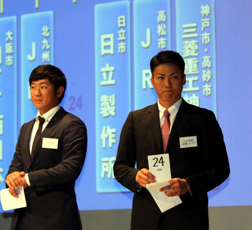 抽選で24番のカードを引き、険しい表情の日本製鉄室蘭シャークス比嘉監督（右）（撮影・永野高輔）